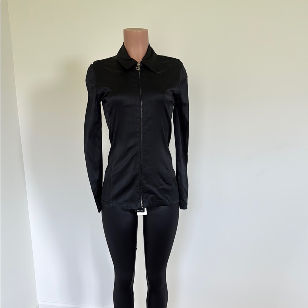 Black Fitted Blazer With Streamlined Silhouette - image 1